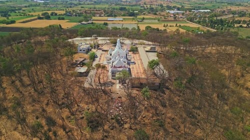 Drone Cinématographique s'élevant au-dessus du temple Vindhyavaasini Devi à Dindori, Nashik