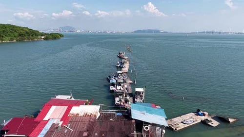 Embarcadère des pêcheurs côtiers de Jelutong avec bateaux amarrés