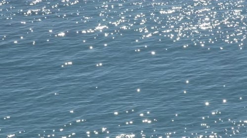 Blaues Meer mit weißen Funken