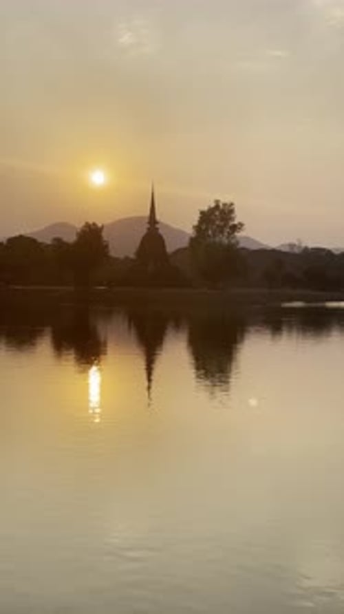 silhouette au coucher du soleil du parc historique de Sukhothaï en Thaïlande, ruines antiques, pagode et temple bouddhiste, cu