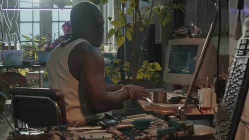 Survivor codieren am Computer im Post-Apocalypse Shelter