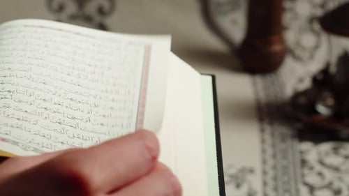 Closeup do livro do Alcorão orando sobre religião islâmica