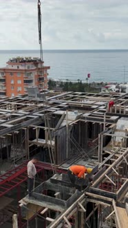 Vídeo vertical de muros de edificios altos construidos con precisión