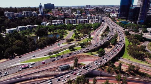 Autoroute urbaine très fréquentée avec circulation dans un paysage urbain moderne