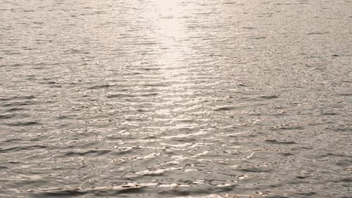 Goldenes Licht, das auf der Wasseroberfläche des Sees reflektiert wird