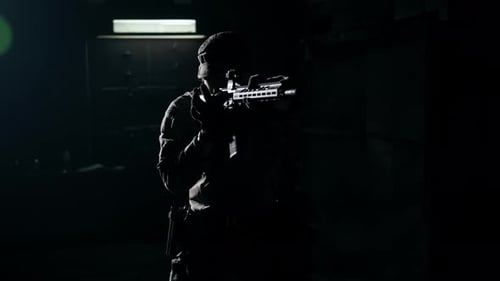 Stratégie tactique militaire visant une silhouette de fusil de l'OTAN à rétroéclairage contrasté