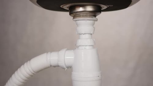 Aumento do consumo de água devido a vazamentos.