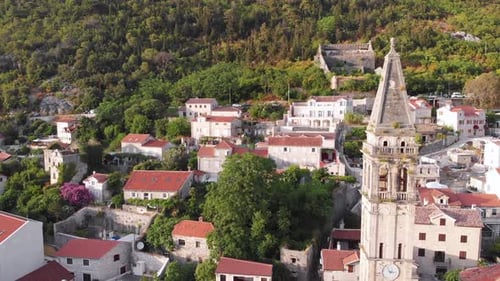 Historische Stadt Perast an der Bucht von Kotor im Sommer in Montenegro