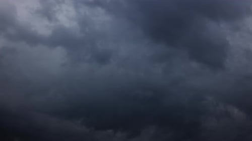 Gewitter Wolken rollen am Himmel Dunkelblauer Sturmwolken-Hintergrund Dramatisch dunkle Wolken Zeitraffer