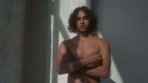 Porträt eines Topless Biracial Gen Z Guy, der im Badezimmer die Arme kreuzt
