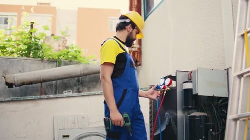 Mechaniker untersucht den Kältemittelstand