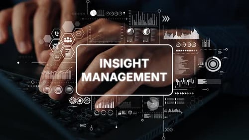 Tapez à la main sur un ordinateur portable avec un concept de gestion des informations et des visualisations de données pour un usage professionnel.