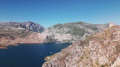 Boneca aérea estabelece Green Canyon, montanhas de Taurus, Turquia