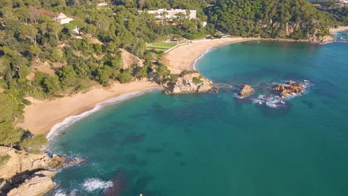 imagem aérea com drone da praia virgem de lloret de mar com vegetação verde no mar mediterrâneo em