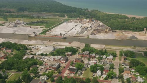 Vista aérea de Cleveland, Ohio, del complejo industrial y el río Cuyahoga en 2019