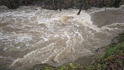 Dreckiges Hochwasser, das schnell im Fluss fließt, abstrakte Nahaufnahme, Superzeitlupenvideo