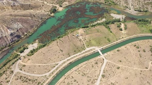 Vue aérienne du réservoir Moss et du canal d'eau