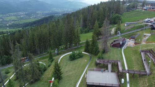 Téléphérique de la chaîne de montagnes de Gubałówka (Gubalowka), près des montagnes polonaises des Tatry. Un touriste célèbre