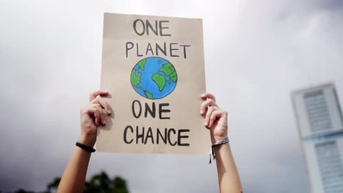 Manifestation contre le changement climatique. Les gens se battent contre la crise environnementale et climatique en brandissant une bannière