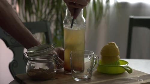Pichet de limonade mélangé avec une longue cuillère à la maison