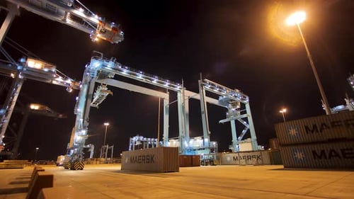 RTG transporting container trucks