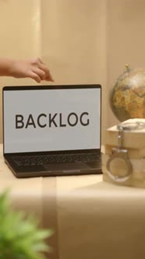 VÍDEO VERTICAL DEL TRABAJO ATRASADO MOSTRADO EN LA PANTALLA LEGAL DEL PORTÁTIL