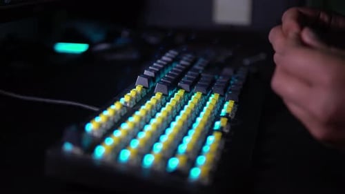 Hände, die Tastenkappen auf der mechanischen RGB-Tastatur anbringen
