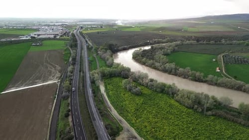 Verheerende Überschwemmungen in der Nähe von Highway und Guadalquivir
