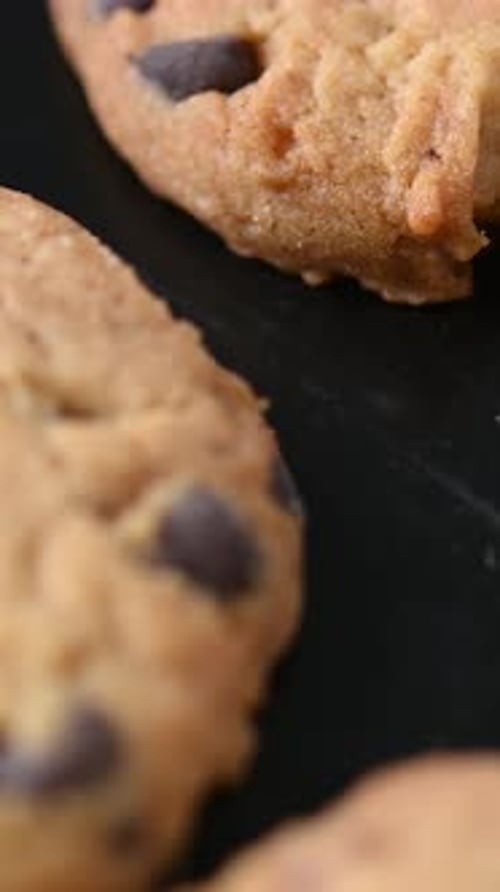 Gebackene Schokoladenkekse auf einem Backblech