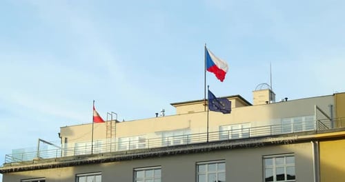 Nahaufnahme der Flaggen der Tschechischen Republik und der Europäischen Union, die während eines starken W flattern