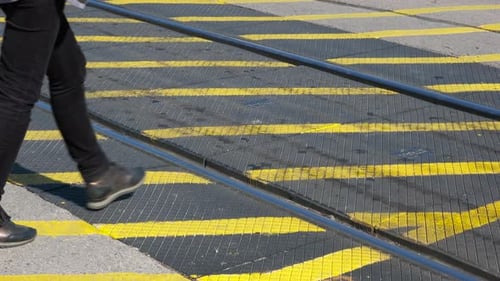 Sicheres Überqueren von Bahngleisen