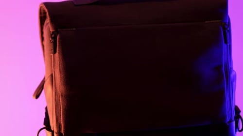 Fotografía de estudio de un equipo profesional de bolsos, movimiento giratorio.