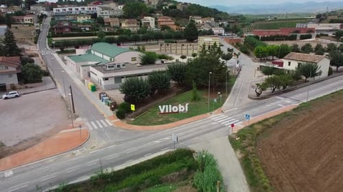 Point de repère touristique à Vilobi del Penedes. Routes à proximité des champs de culture.
Catalogne