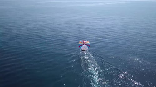 Luftbild von Parasailing