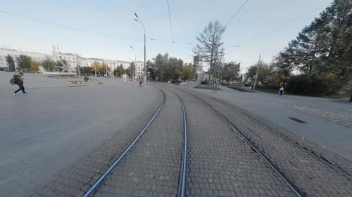Vista de un Zumbido FPV a lo largo de rieles de tranvía vacíos