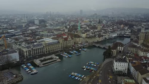 Vista aérea de los ríos Fraumunster y Limmat, Suiza.