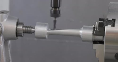 CNC-Fräsmaschine für Metallbearbeitung. Schneiden von Metall, moderne Verarbeitungstechnologie.