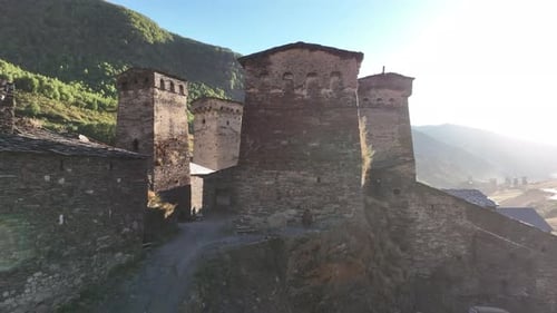 Drohnenaufnahmen aus der Luft des Dorfes Ushguli mit Swan-Türmen in der Region Swaneti in Georgien. 2022