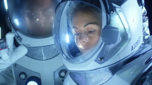 Zwei Astronauten in Raumanzügen unterhalten sich, erkunden den neu entdeckten Planeten und kommunizieren mit ihm