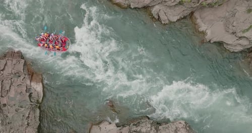 Rafting auf einem Gebirgsfluss