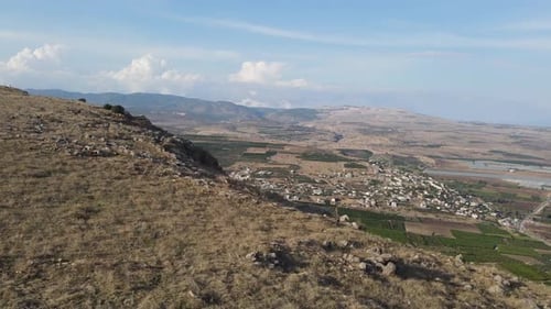 Foto aérea da paisagem agrícola contra o céu, drone sobrevoando a montanha - Monte Arbel, Israel
