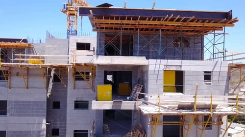 Nuevo rascacielos residencial en construcción