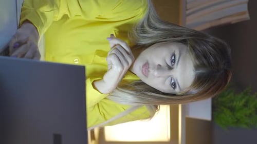 Vertikales Video einer lustigen Frau, die ihren Job liebt.
