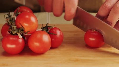 Couper des tomates biologiques colorées sur un bureau en bois, mélanger des tomates sur fond de plusieurs variétés de tomates tranchées