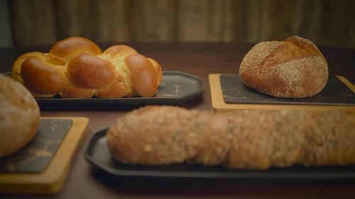 Bio-Vollkornbrot auf dem Küchentisch, essfertig