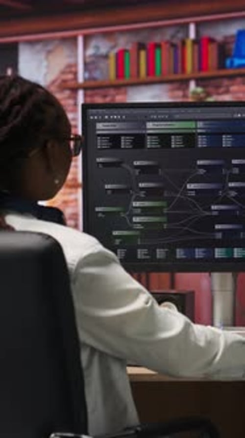 Vertikaler Video-Telearbeitsprogrammierer verwendet Computer für die Entwicklung künstlicher Intelligenz