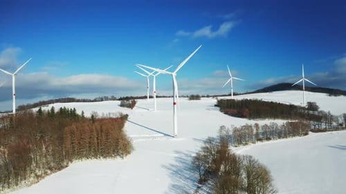 Panoramablick auf den Windturbinenpark auf dem Hügel an sonnigen Wintertagen