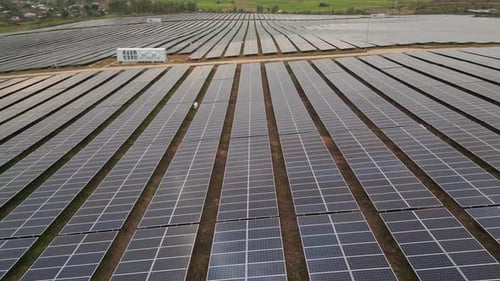 Greentech-Solarmodule zur Erzeugung erneuerbarer Energien, Luftbild von Drohne.