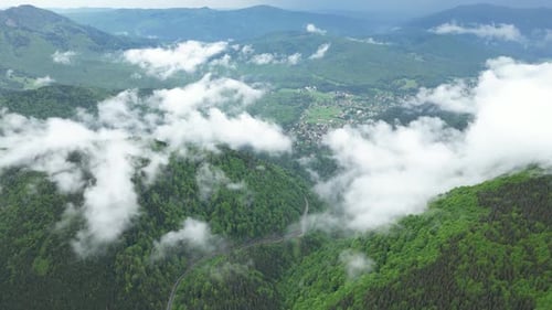 Luftstadt zwischen Bergen