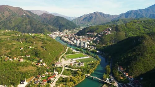 Drohnenaufnahme der Stadt Konjic in Bosnien und Herzegowina. Fluss Neretva
.